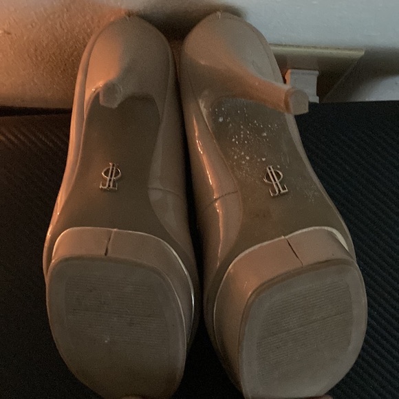 Tan heels - Picture 2 of 3